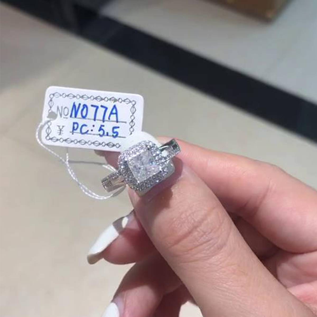 公主方豪华围镶女戒S925银镀白金定制主石莫桑钻1.0ct/副石高碳钻